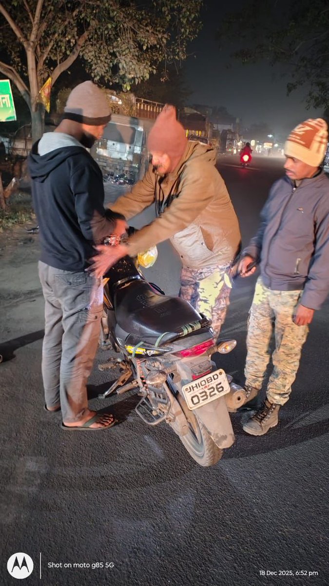 dhanbadpolice's tweet photo. धनब���द में विशेष एंटी क्राइम अभियान। ड्रंक एंड ड्राइव व अवैध धंधों पर सख्ती। 1379 वाहनों की जांच, कई वाहन जब्त। अपराध पर कसा कानून का शिकंजा। वांछित अपराधियों की तलाश तेज।
#DhanbadPolice #AntiCrimeDrive #LawAndOrder #DrunkAndDrive #TrafficChecking #JharkhandPolice #PublicSafety https://t.co/kMkOCdLpGI