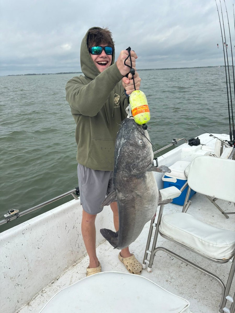 JRodsService's tweet photo. We have a few Gift Baskets ready to go if your still looking for the perfect gift it includes the basket and a guided fishing trip for 1-3 people. 254-203-2561 https://t.co/Ll8ny46v8X