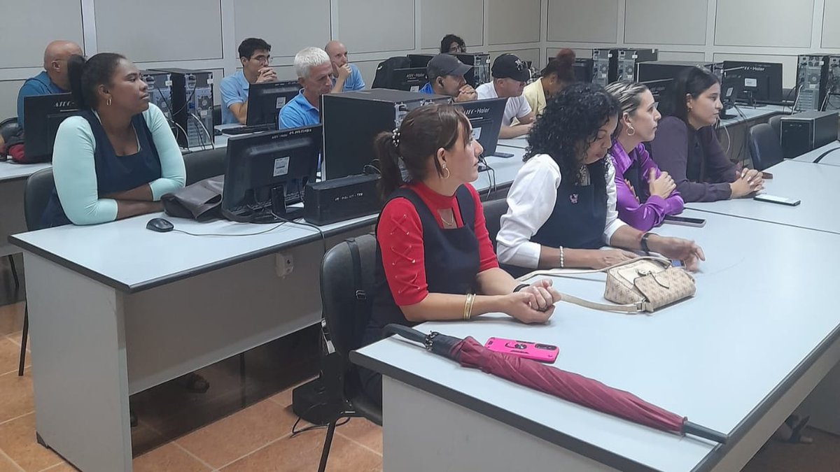 🗓️ Por estos días celebramos a los maestros 👩‍🏫. Hombres y mujeres de extraordinaria grandeza, compromiso y amor 🥰.
📌 En nuestra empresa contamos con instructores que forman a las nuevas generaciones de comunicadores 📚.
#FelizDíaDelEducador 🥳🥳