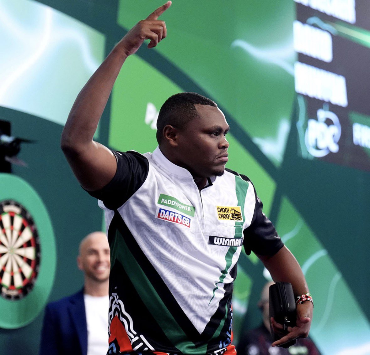 Motomu Sakai and David Munyua have given us an all timer afternoon of darts. 

The sport at its best!