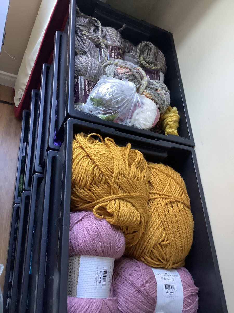 J’ai enfin organisé toute ma laine à tricoter.
10 bacs pleins ! 😂😂
Y a toutes sortes de maladies, la mienne c’est ça ! 😂😂