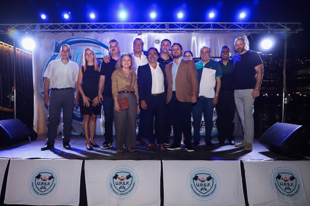 SalomLeonardo's tweet photo. Ayer tuvimos el encuentro de cierre del año junto a las y los compañeros de #UPSF. Realizamos un balance del año de las y los portuarios y ferroviarios, destacamos los logros conseguidos y analizamos los nuevos desafíos que tenemos por delante. https://t.co/Lz4jnm6Cr3