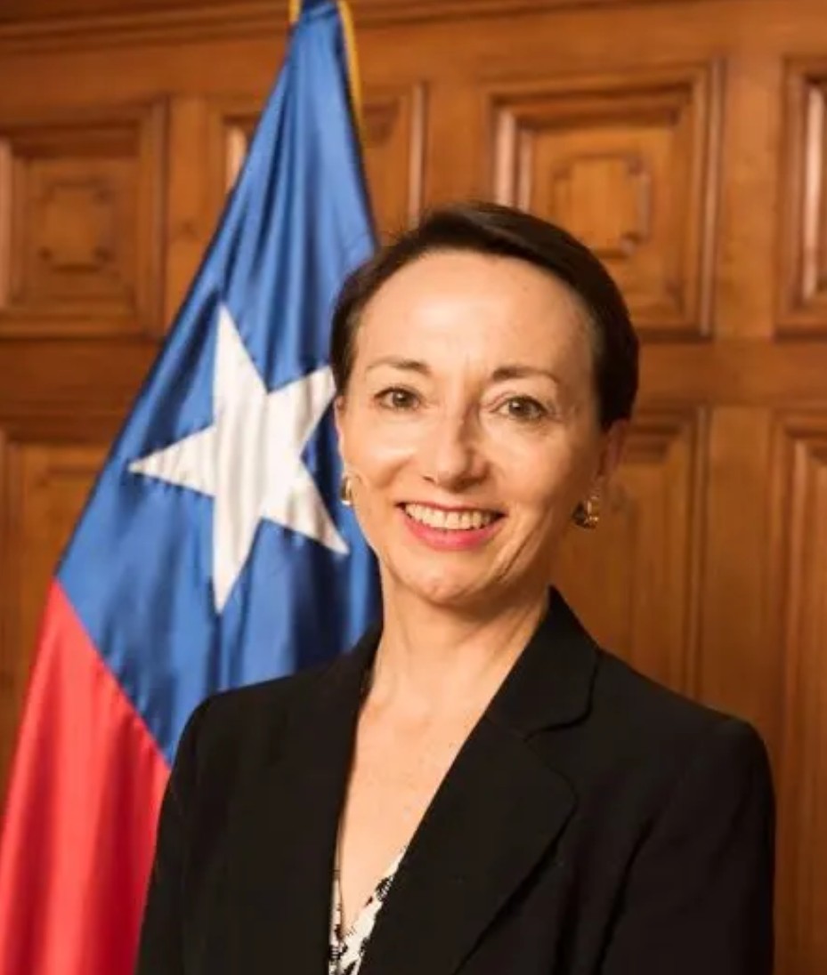 Felicitaciones ministra Gloria Ana Chevesich por su merecido nombramiento a la cabeza del Poder Judicial en Chile. El mayor de los éxitos para recuperar la estatura de la justicia en nuestro país.
