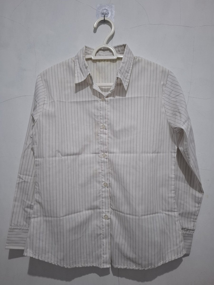 krromiy's tweet photo. Kemeja Oversize Salur Putih
Uk : LD ±100cm//PB 65cm
Harga : 16k (well used)
Minus : noda stain https://t.co/rqt5Ij23iU