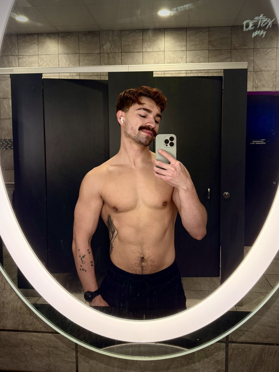 Hell0MrAnderson's tweet photo. Last day in the gym until the new year :( https://t.co/KWHiFO2FXI