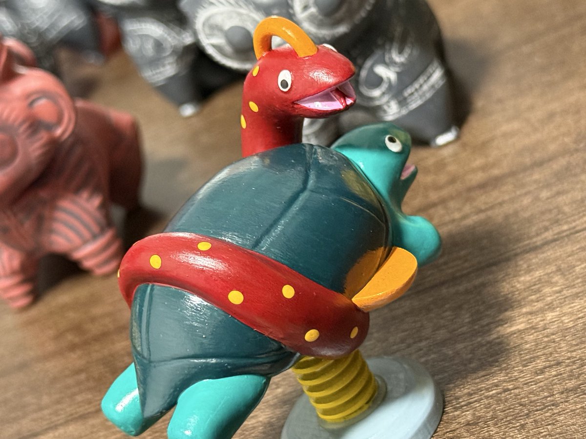 妄物殿での産物:
幻獣遊具〜玄武〜🐢
玄武という荘厳なイメージとのギャップがたまらないです🥰
蛇とお互い見合ってる感じも好きです🙂‍↕️

#zozoï
#妄物殿
#妄想工作所