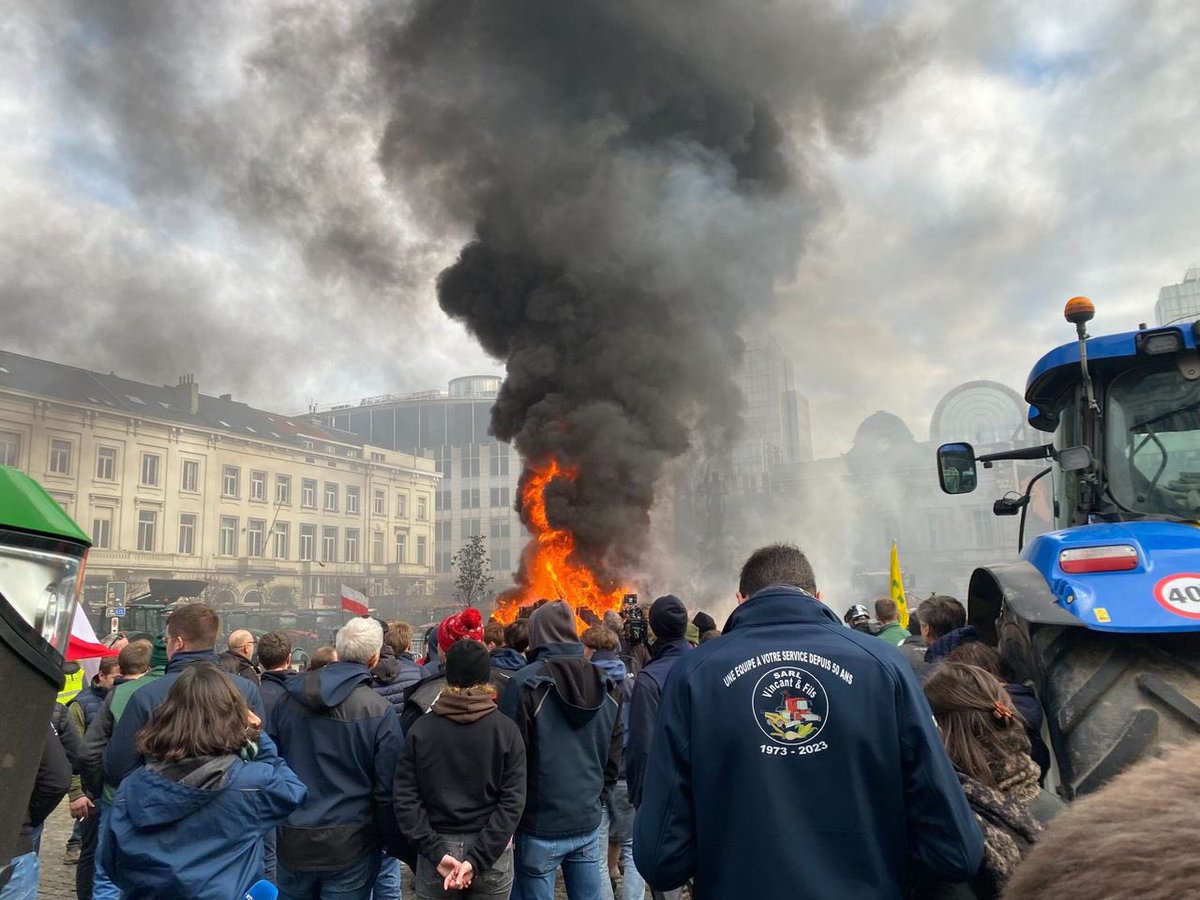 DaveKeating's tweet photo. The Christmas Tree at Plux outside the 🇪🇺Parliament is no more after farmers protesting against #Mercosur free trade with South America set a giant blaze. #EUCO https://t.co/twMICJp41b https://t.co/g2PyI9xugA