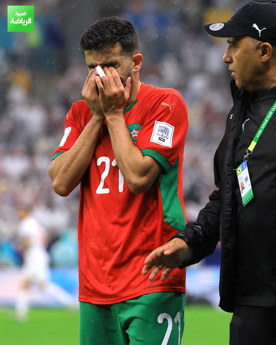 حزن كريم البركاوي بعد اضطراره لمغادرة أرضية الملعب بسبب الإصابة. المغرب 1 (طنان) الأردن 0. نهائي كأس العرب. لوسيل 