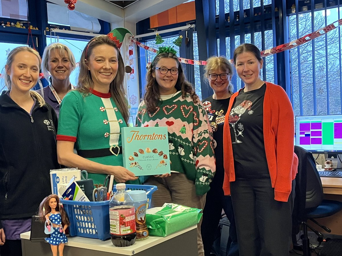 Prioritising team health and wellbeing over this Christmas season with a few different activities: Christmas crafting, lunch and today, a quiz! #DietitiansinNorthWales