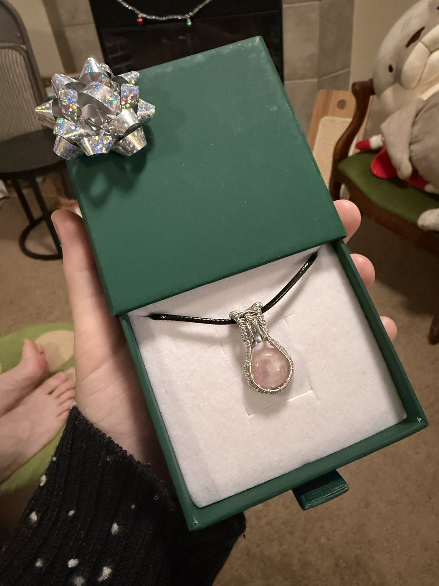foggecrystals's tweet photo. a very foggé christmas ✨

custom sterling silver rose quartz x aquamarine for a friend of ours to gift to his girlfriend 🥰 https://t.co/H3ff3kxUCA