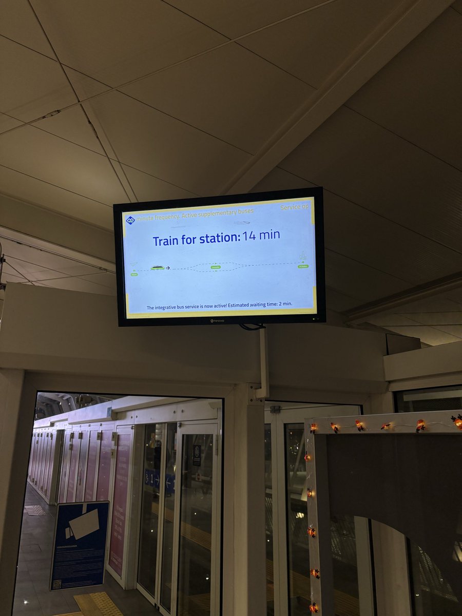 Un servizio carissimo e che fa letteralmente schifo <a href="/RegioneER/">Regione Emilia-Romagna</a> <a href="/matteolepore/">Matteo Lepore</a> <a href="/comunebologna/">Comune di Bologna</a> 13 euro per aspettare 14 minuti??? Nel periodo più affollato dell’anno???? Dovreste prendere la società di gestione di questo imbarazzo a calci fino a Rimini