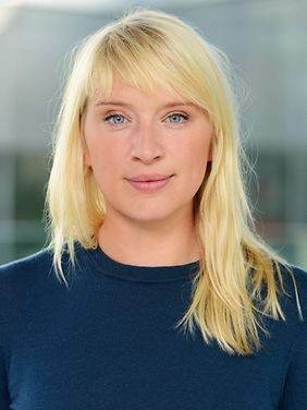 ProlMigra's tweet photo. wie luise amtsberg mich anstart wenn ich über die nato rede https://t.co/U3ea2qu8IH
