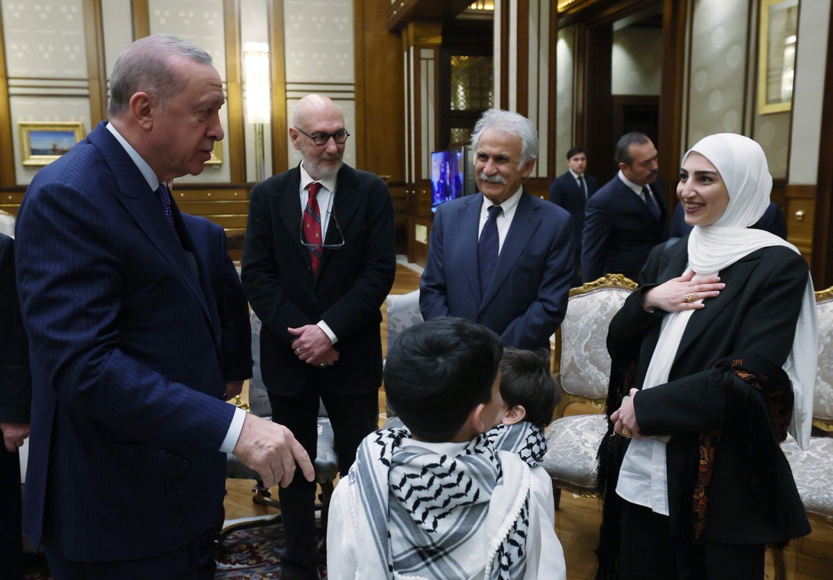 Cumhurbaşkanımız Sayın Recep Tayyip Erdoğan, Cumhurbaşkanlığı Kültür ve Sanat Büyük Ödülleri programı öncesi ödül alanları kabul etti.