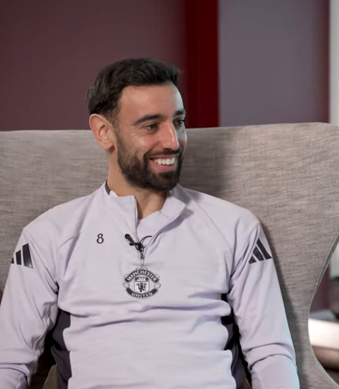 UtdDistrict's tweet photo. 🚨🎙️ | Bruno Fernandes:

"My wife keeps me very grounded. I will come home, I've scored a goal, and she goes, 'oh my god, you did something in the game, that was horrendous!'... Can you not just give me a compliment for once?" 🤣😭 [@RioMeets] https://t.co/MiBIl8TAQ6