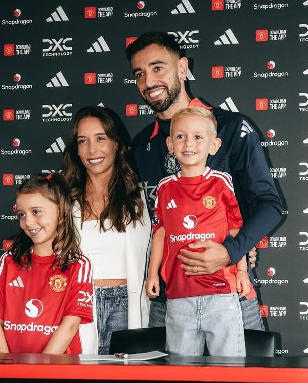 UtdDistrict's tweet photo. 🚨🎙️ | Bruno Fernandes:

"My wife keeps me very grounded. I will come home, I've scored a goal, and she goes, 'oh my god, you did something in the game, that was horrendous!'... Can you not just give me a compliment for once?" 🤣😭 [@RioMeets] https://t.co/MiBIl8TAQ6