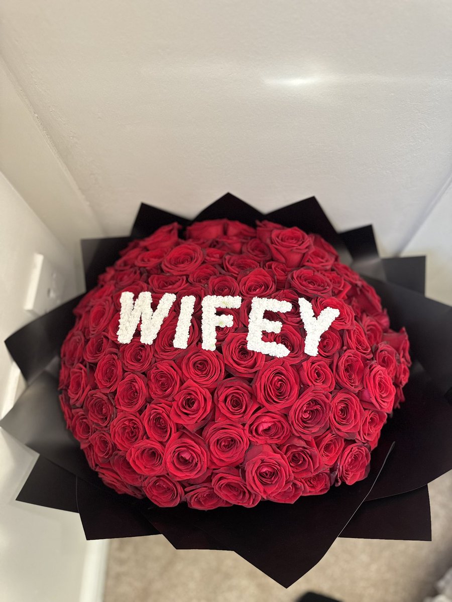 amsfloristry's tweet photo. 100 roses for your wifey 🤭🫶🏼 you can’t go wrong ❤️ 
#wifey #100roses #redrose #naomirose #christmas #valentines #florist #ukflowersshop #girlies #relationships #married #wife #husband #treather #princess https://t.co/LPqvRCJMOu