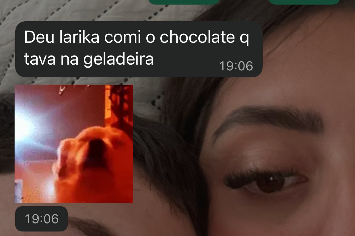 _mariac0sta's tweet photo. eu até tento esconder comida na geladeira, mas o meu pai: https://t.co/4xIQkRVviF