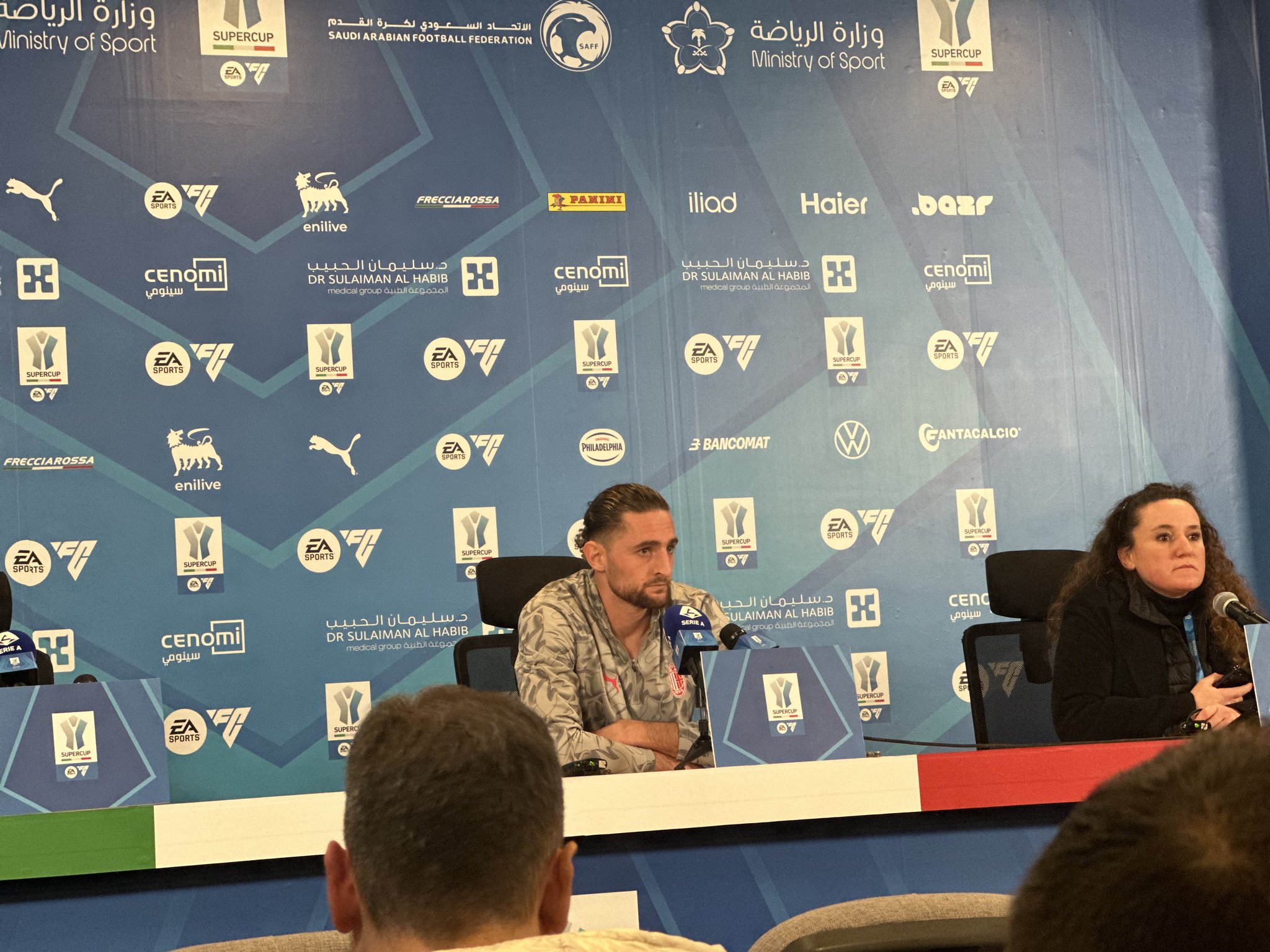 أدريان رابيو لاعب فريق ميلان في المؤتمر الصحافي: ليس من السهل خوض هذا النوع من المباريات المهمة، خاصة مع فريق شاب يضم العديد من اللاعبين غير المعتادين على مثل هذه المواجهات القوية. كان بإمكاننا الظهور بشكل أفضل، لا سيما على الصعيد الدفاعي #نابولي_ميلان 