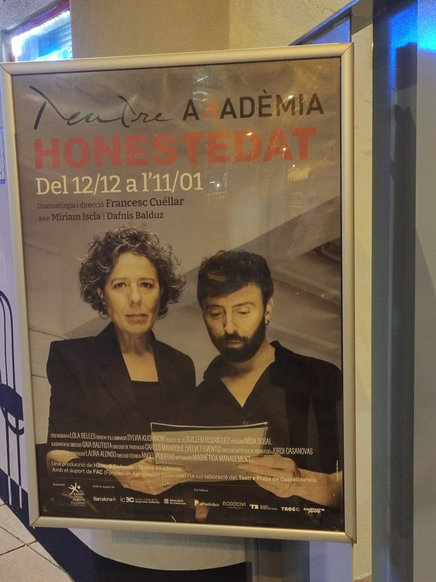 subiranacubinsa's tweet photo. Avui #Honestedat @teatreakademia. Una frase, "i el que molarà", que desfrena una tempesta en forma de diàleg, excel·lentment interpretat. No hi ha paraules per una obra que m'ha semblat extraordinària en tot. S'ha de veure i escoltar i, quan ho haguem fet, tornar-hi. https://t.co/qdpWhV2wNP