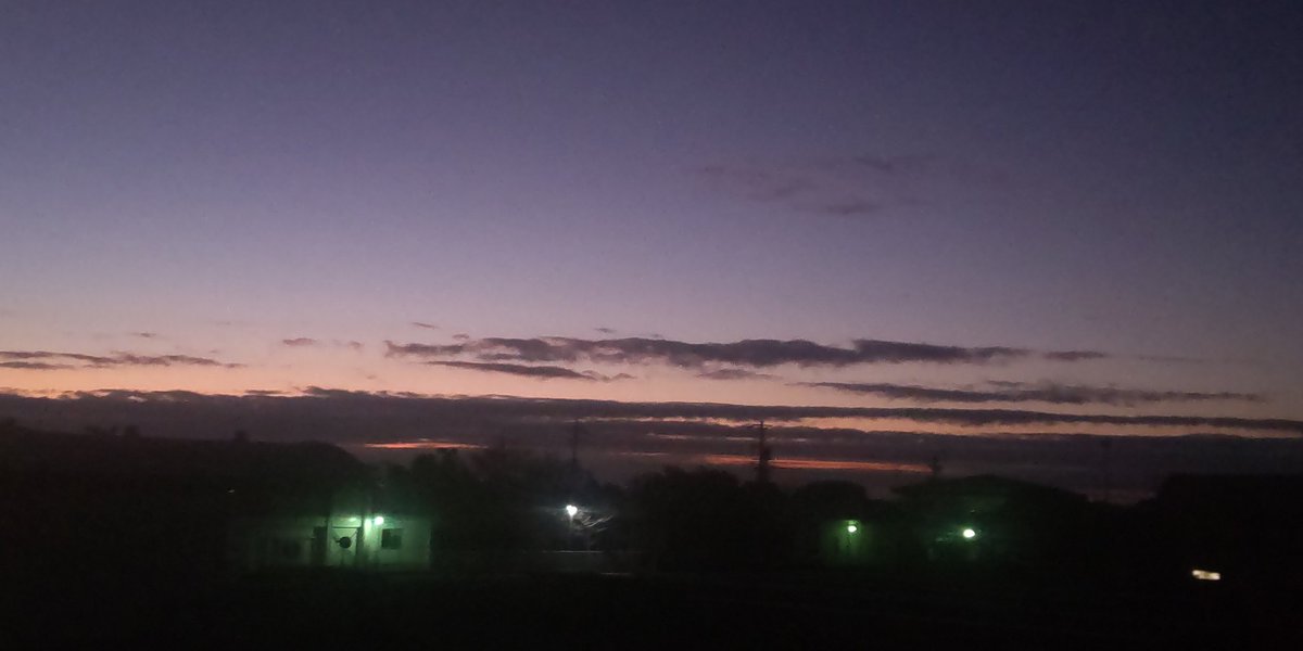 当地の日の出の時刻は6時57分。 東の空は朝焼けショーの始まり。日中は