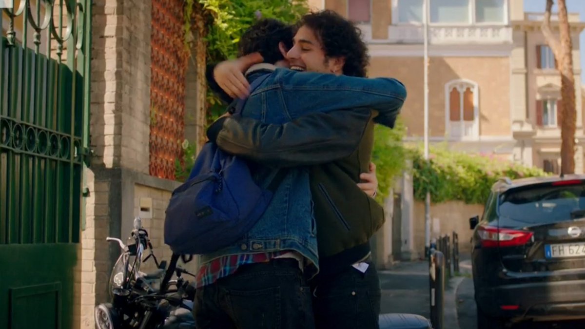 Arassck's tweet photo. "SIAMO UNA FAMIGLIA"

                                                   SISI UNA FAMIGLIA SÌ
#UnProfessore3 https://t.co/VvqeW4IgrR