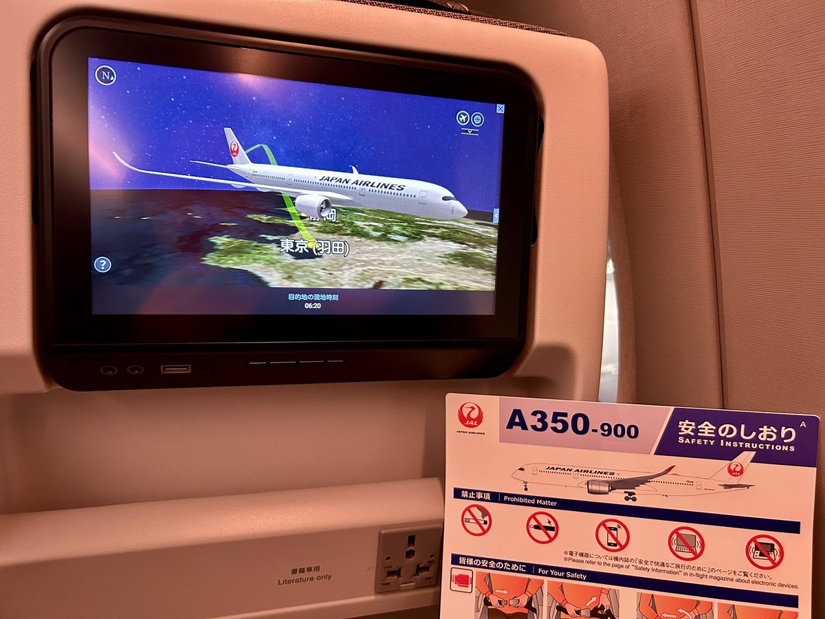fda_mmj's tweet photo. 約半年振りのフライト✈️
始発便は朝早過ぎて吐きそうです🤮
JL901  HND → OKA（JA11XJ）
@JAL_Official_jp @Haneda_official 
@nahaairport_oka https://t.co/AuSOjkuDPQ