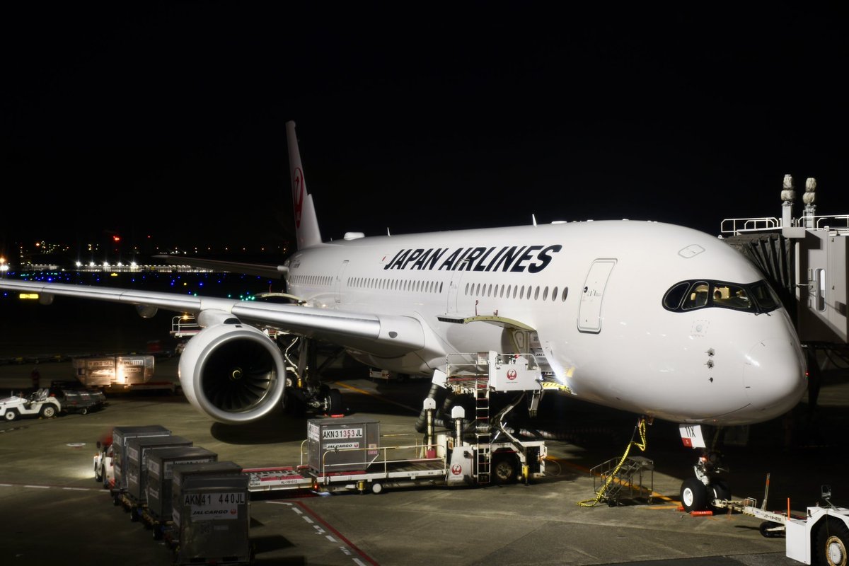 fda_mmj's tweet photo. 約半年振りのフライト✈️
始発便は朝早過ぎて吐きそうです🤮
JL901  HND → OKA（JA11XJ）
@JAL_Official_jp @Haneda_official 
@nahaairport_oka https://t.co/AuSOjkuDPQ