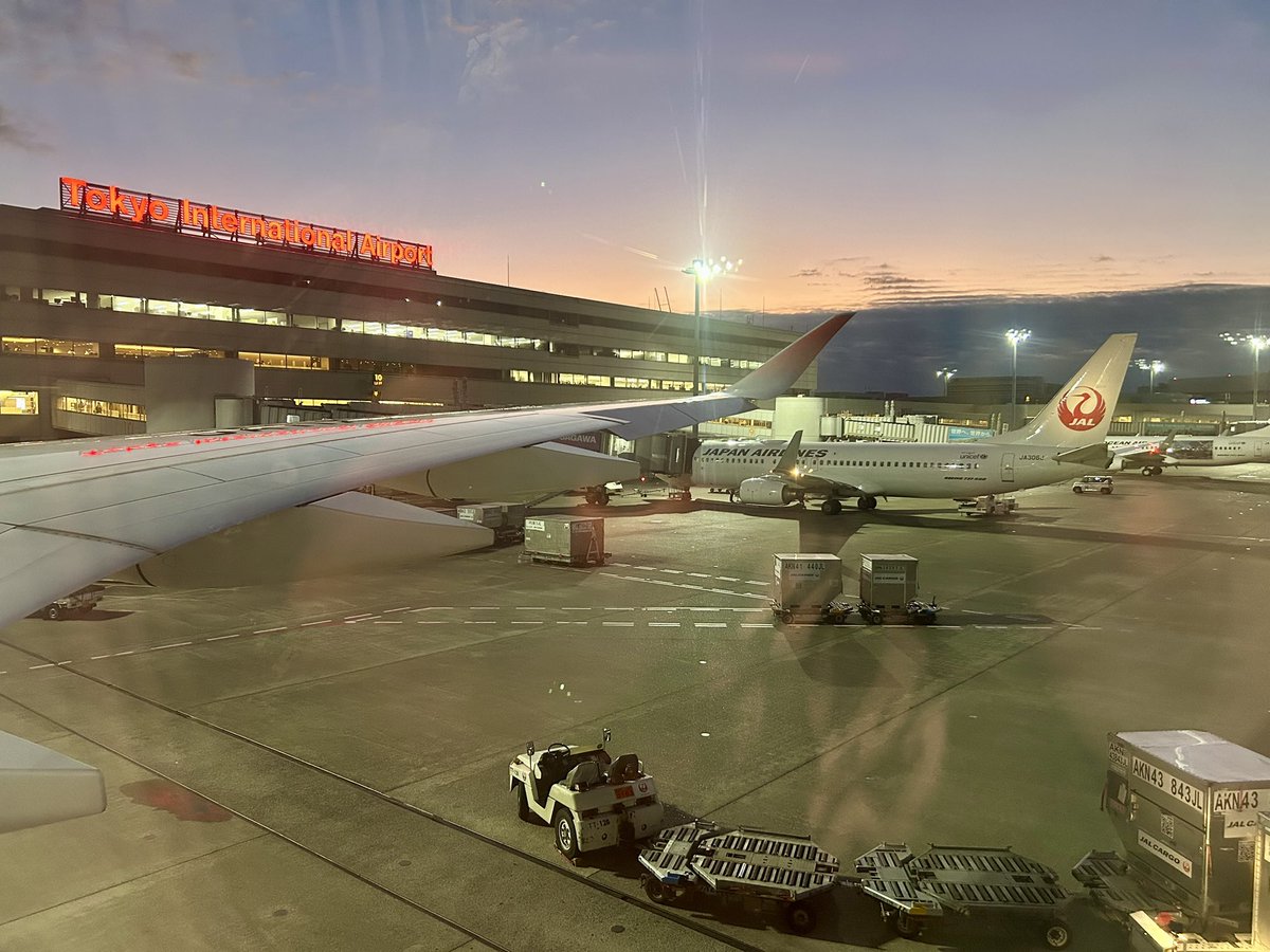 fda_mmj's tweet photo. 約半年振りのフライト✈️
始発便は朝早過ぎて吐きそうです🤮
JL901  HND → OKA（JA11XJ）
@JAL_Official_jp @Haneda_official 
@nahaairport_oka https://t.co/AuSOjkuDPQ