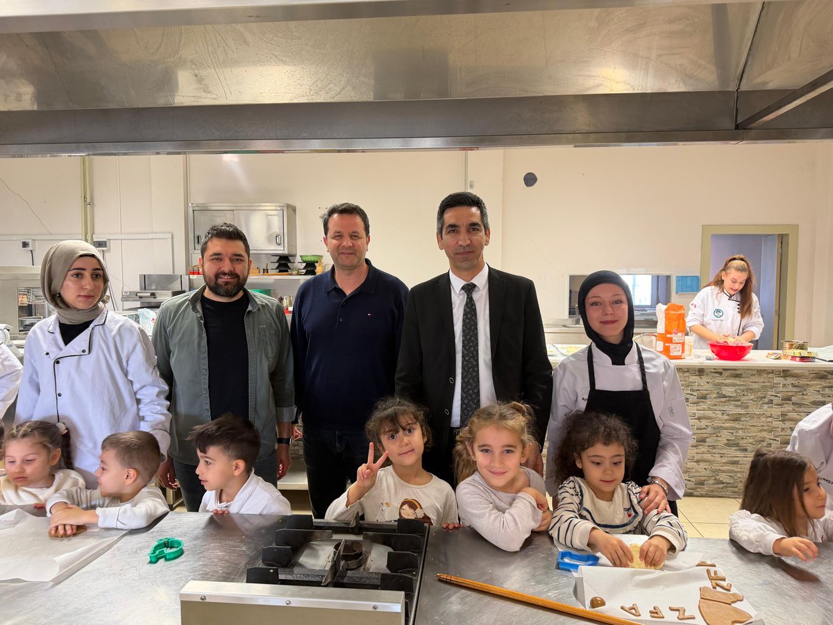 Meslek Yüksekokulumuz tarafından Yıldız Anaokulu minik öğrencilerine yönelik düzenlenen Minik Ellerden Lezzetli Kurabiyeler etkinliği gerçekleştirilmiştir.