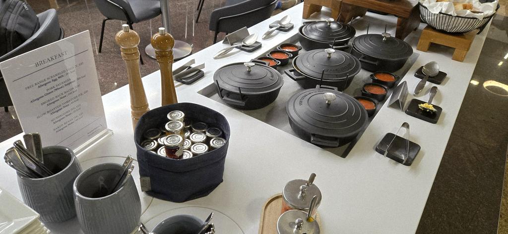 patstravelrevu's tweet image. #AmericanAirlines #FirstClassLounge at #LHRAirport Terminal 3 patstravelreviews.com #airportlounge #airlineclub #airlinelounge #Airport #travel #luxurytravel #aviation #avgeek #LHR #HeathrowAirport #Heathrow #oneworld #AA #AdmiralsClub #American #patstravelreviews