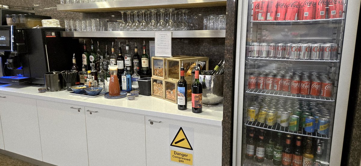 patstravelrevu's tweet image. #AmericanAirlines #FirstClassLounge at #LHRairport Terminal 3 patstravelreviews.com #airportlounge #airlineclub #airlinelounge #Airport #travel #luxurytravel #aviation #avgeek #AA #American #AA #AdmiralsClub #oneworld #LHR #Heathrow #HeathrowAirport #patstravelreviews