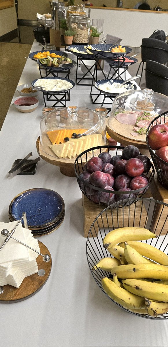 patstravelrevu's tweet image. #AmericanAirlines #FirstClassLounge at #LHRairport Terminal 3 patstravelreviews.com #airportlounge #airlineclub #airlinelounge #Airport #travel #luxurytravel #aviation #avgeek #AA #American #AA #AdmiralsClub #oneworld #LHR #Heathrow #HeathrowAirport #patstravelreviews