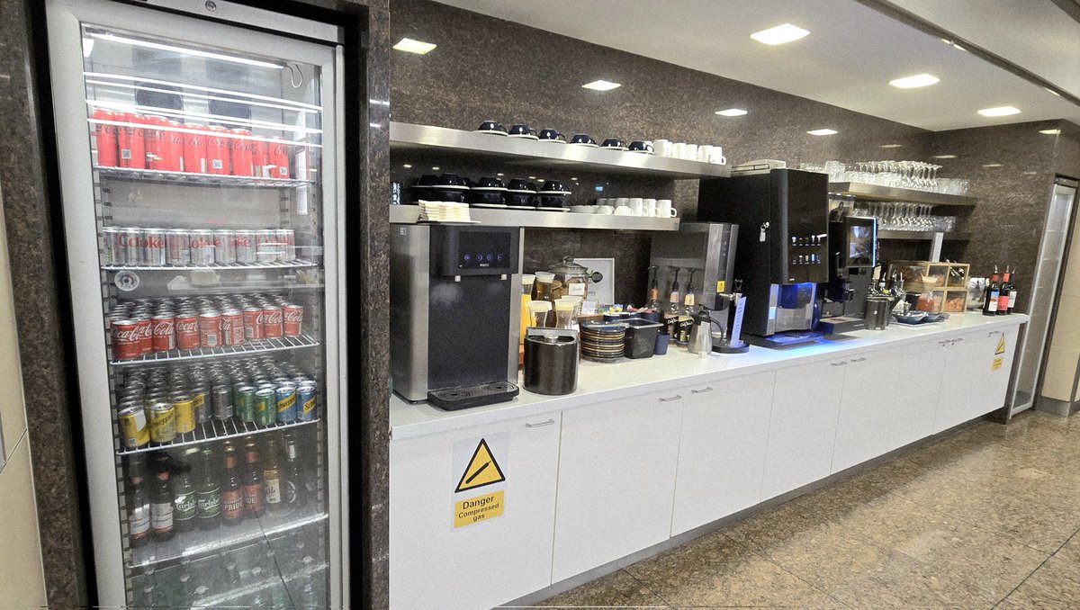 patstravelrevu's tweet image. #AmericanAirlines #FirstClassLounge at #LHRairport Terminal 3 patstravelreviews.com #airportlounge #airlineclub #airlinelounge #Airport #travel #luxurytravel #aviation #avgeek #AA #American #AA #AdmiralsClub #oneworld #LHR #Heathrow #HeathrowAirport #patstravelreviews