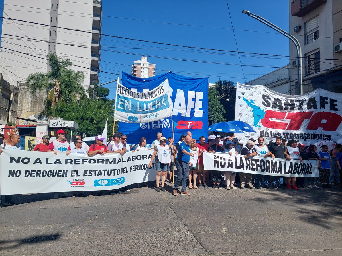 #NoALaReformaLaboral 📣

➡️Las y los trabajadores de prensa participamos hoy de la movilización y acto contra la reforma precarizadora laboral del gobierno nacional.
