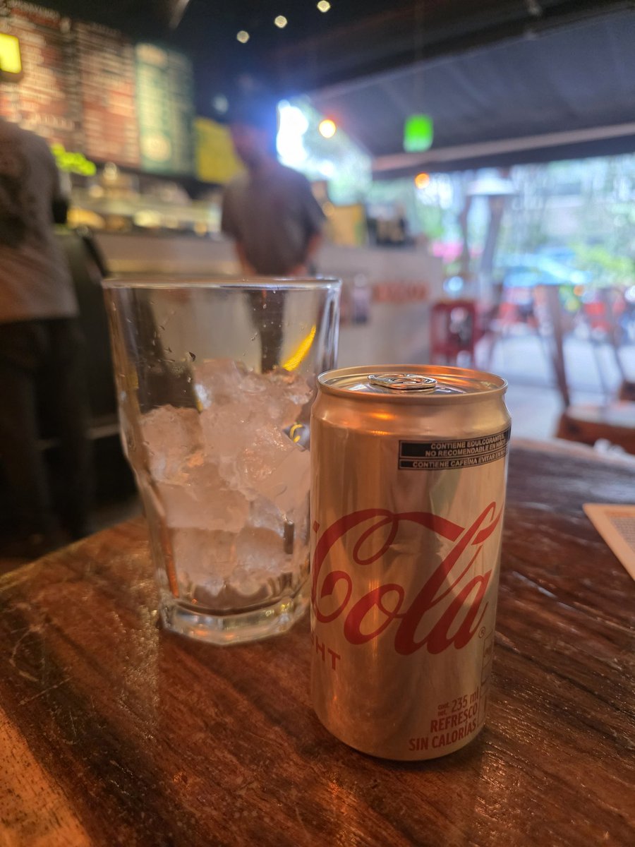 alan_estrada's tweet photo. Me emperra que los restaurantes sirvan latas de las más chiquitas. No quieres darme un gotero mejor HDLCH? https://t.co/tBJcqbeDSE