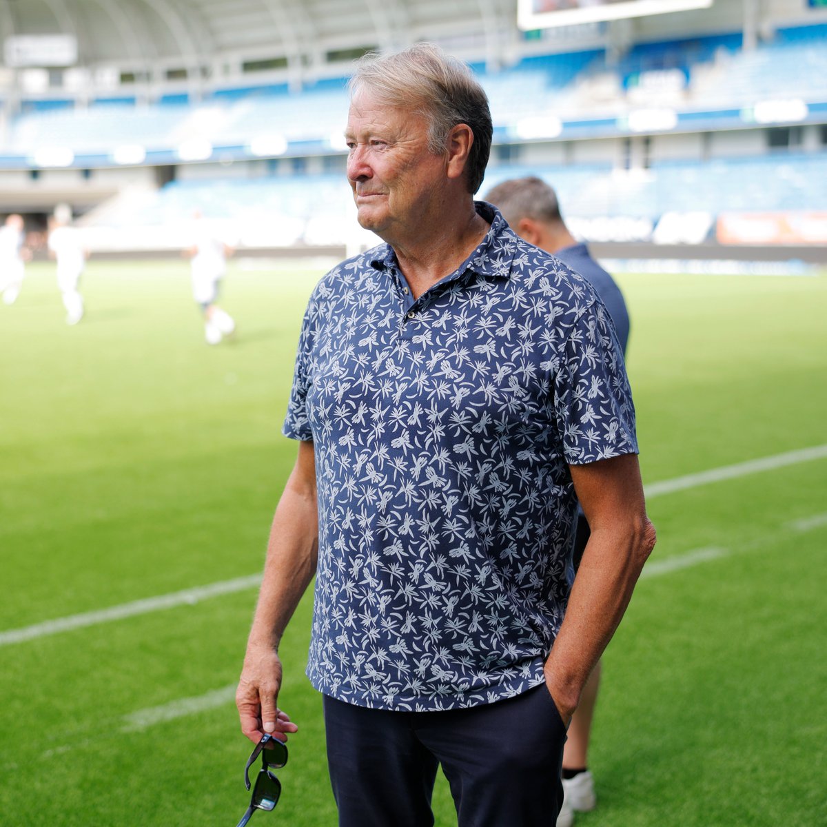 En av våre og fotball-Norges aller største har forlatt oss. Det er med dyp sorg vi har mottatt budskapet om at Åge Hareide har gått bort, 72 år gammel 🌹

For oss var Åge en bauta, både på banen og på benken. Med over 200 kamper i den blåhvite drakta og som treneren bak vårt