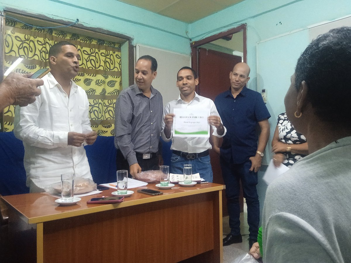 Reconoció el colectivo de #RadioTitan a sus trabajadores más destacados en vísperas del 30 Aniversario de esta Casa Radial que desde el Municipio #Mella en #SantiagodeCuba apuesta por brindar lo mejor a su audiencia.