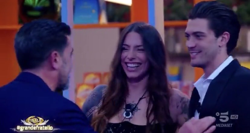 papà pepe “sei bellissima, intelligentissima, ho conosciuto vincent, ho conosciuto il tuo papà”

la famiglia che sostiene e approva la relazione mi emozionerà sempre 😭
#jonita