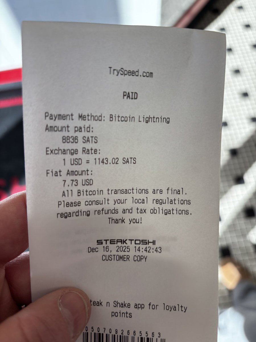 BitcoinBeerPaul's tweet image. @SteaknShake paying with Bitcoin.

So cool to have my daughter see this working in the real world. Plus she got a beef tallow fry and mint shake out of the deal. 

#paywithbitcoin