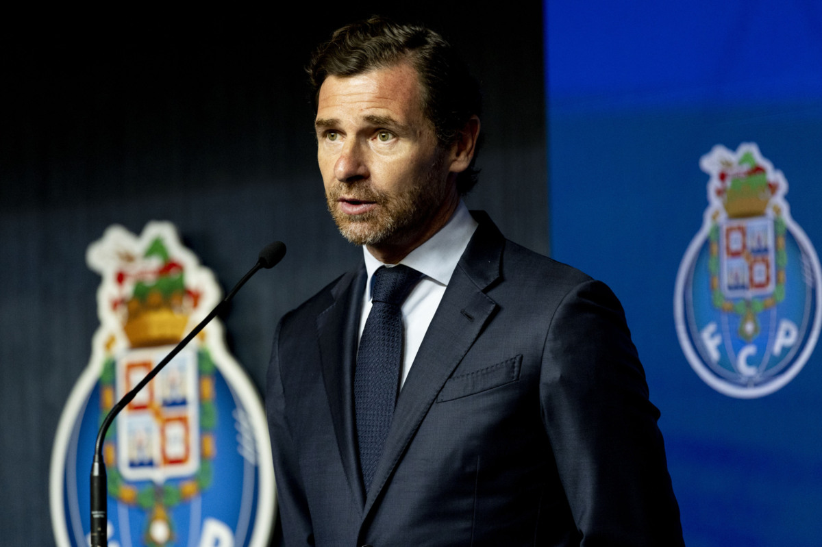 Presidente tem de tomar a palavra hoje.
Não pode deixar de entrar em campo, pq a época depende disso.
Tem de dizer que não é normal demorar 7 minutos pra inventar um pênalti e ser, outra vez, roubado no Dragão
dizer q há um sistema q domina o futebol e que tem de ser investigado.