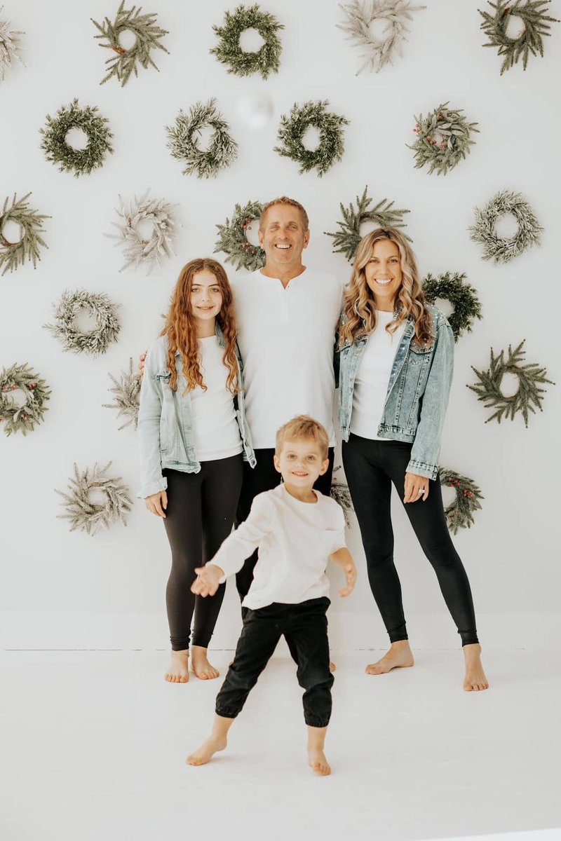 Indie5051's tweet image. Se ha confirmado que el piloto y campeon de la Nascar, Greg Biffle, su esposa Cristina Biffle, su hija Emma de 14 años y su hijo Ryder de 5 años han fallecido en un accidente aéreo.