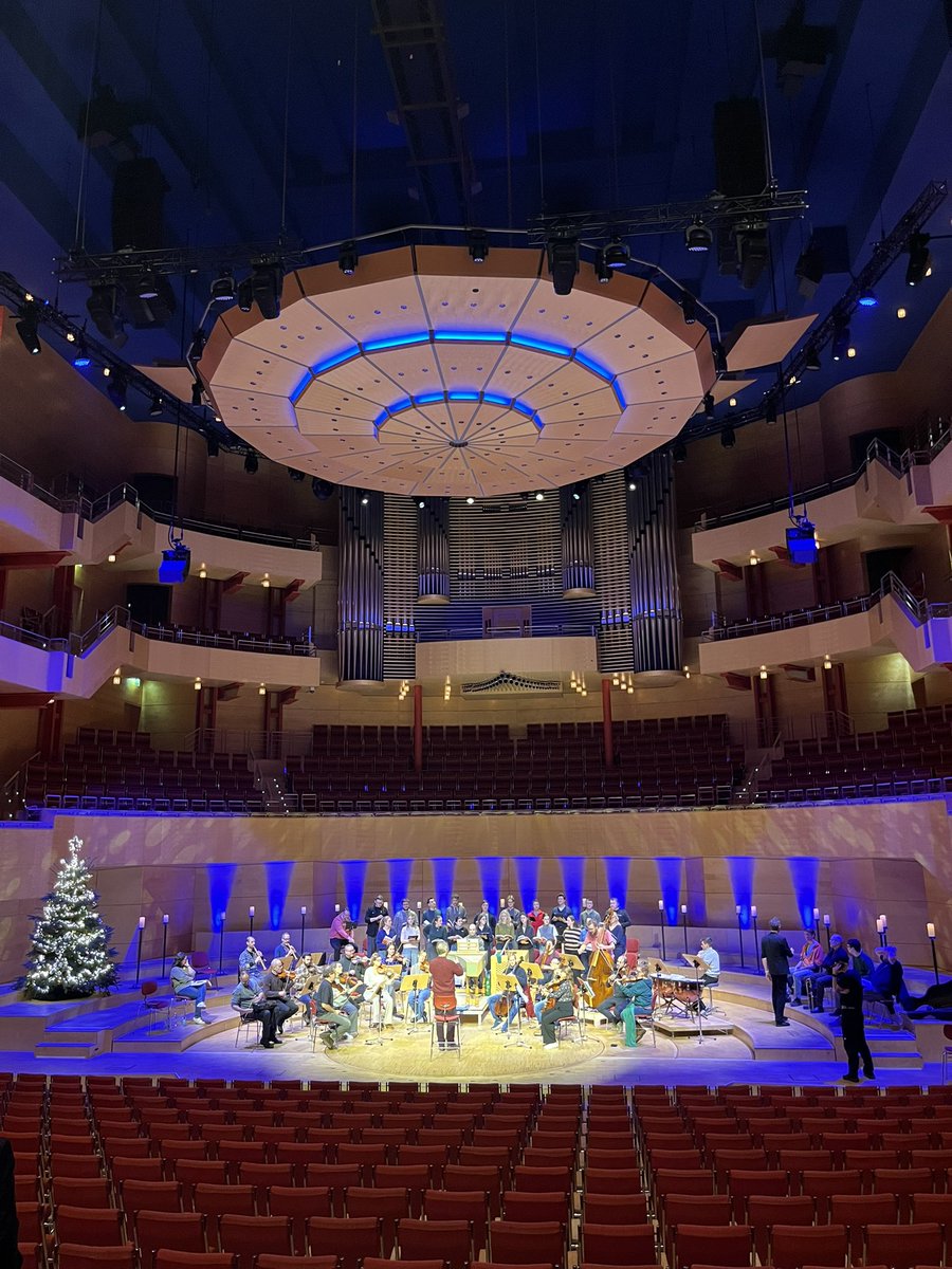 GraceLSDavidson's tweet photo. Handel Messiah #4 @EssenPhil @TenebraeChoir #nigelshort &amp; Kammerorchester Basel 🎄🇩🇪🎶☃️🍻 https://t.co/b5lTav2OwT