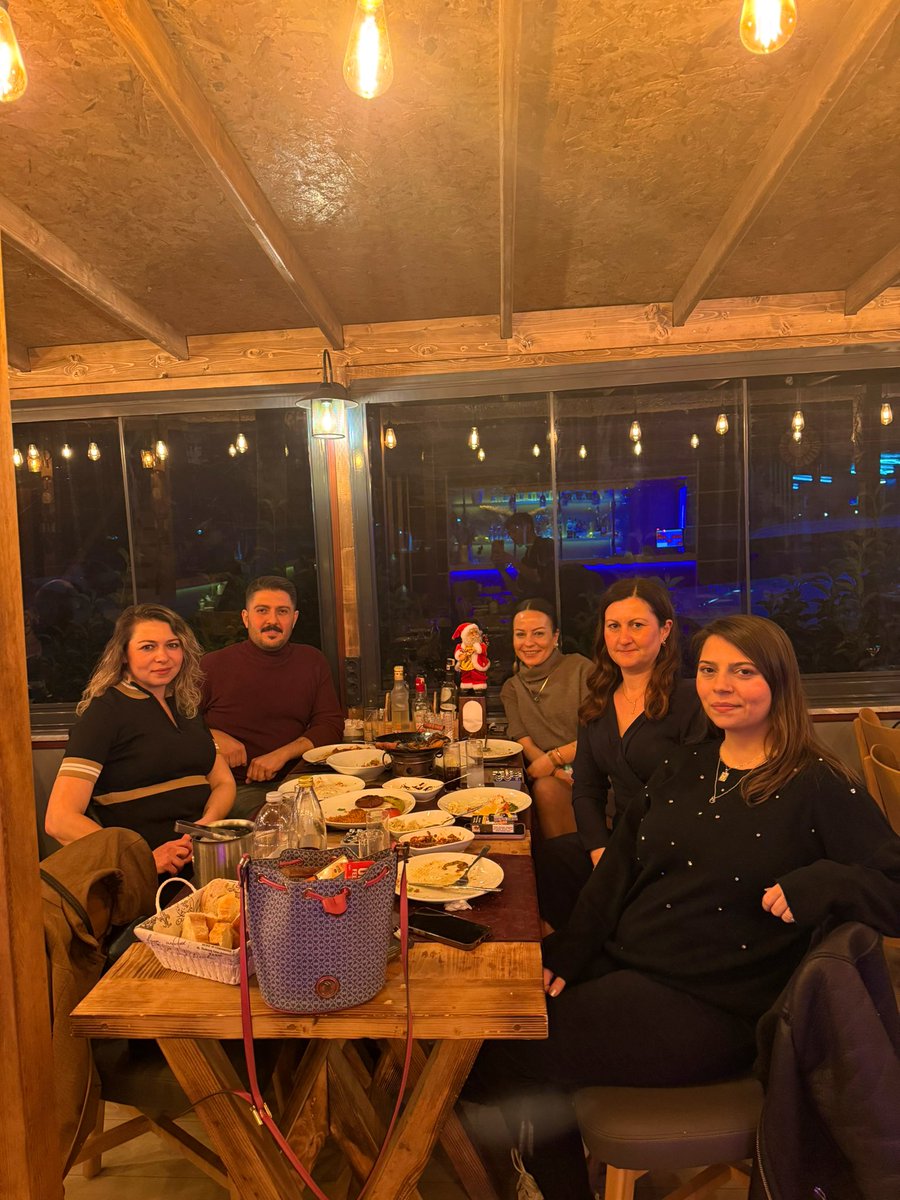 Glnsltnyksl's tweet photo. Biz bundan sonra alkol komasına gireriz, kumar batağına düşeriz ama gönül işlerine girmeyiz..
@abzrparlk @senemozardic @iremozardic @seher_sozdinler https://t.co/589yIwsSyZ