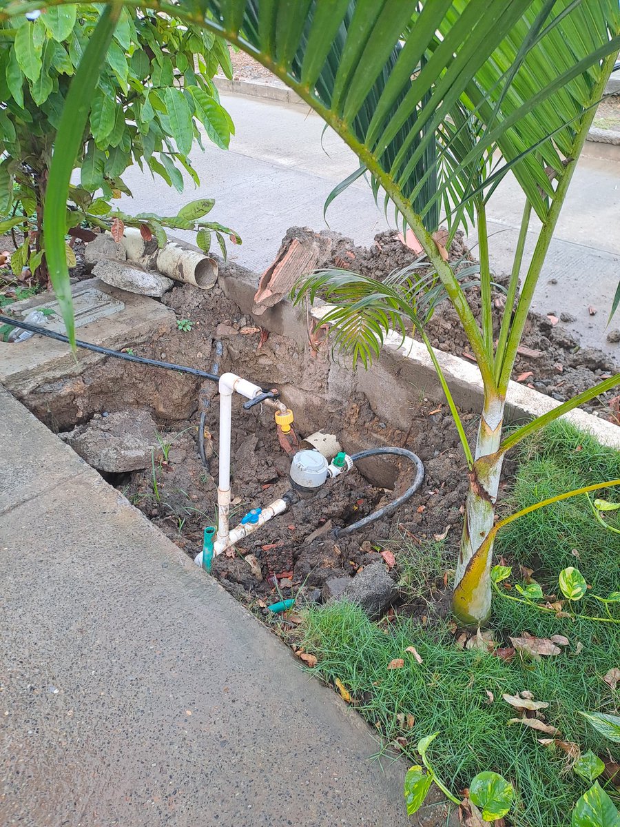 ramos_solano's tweet photo. #DenunciaCiudadana en la Urbanización Arboleda Manzana O lote 15 la empresa @Veolia_Monteria hace un mes dejó ese hueco y a pesar de las peticiones de la comunidad, esta empresa no ha llegado a arreglarlo, poniendo en riesgo la integridad de adultos y niños. @Superservicios https://t.co/QkIfYHmQLw