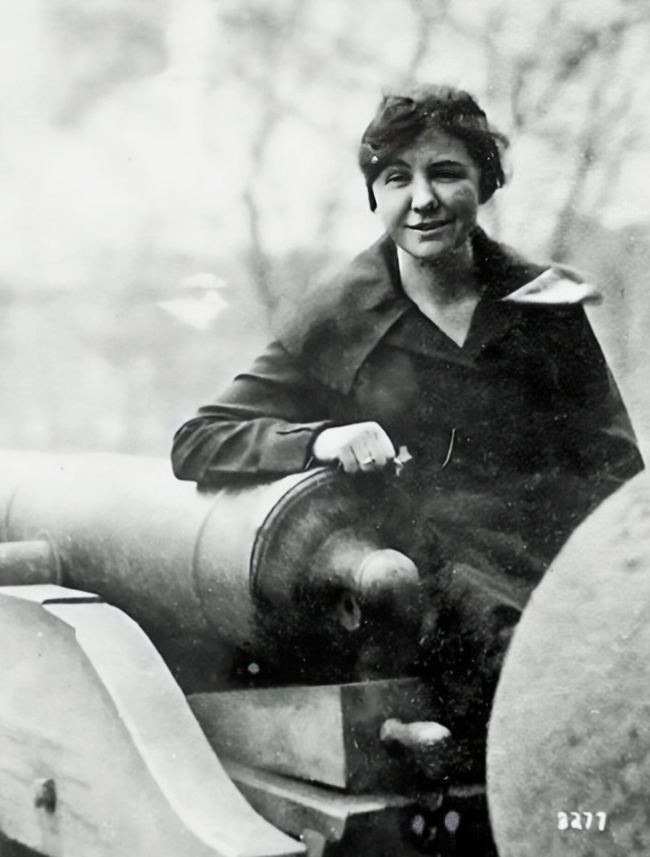 navy_reserve's tweet photo. NAVY RESERVE HERITAGE | YNC Loretta Perfectus Walsh.

March 17, 1917, Walsh enlisted in the Navy Reserve, becoming the 1st woman to officially serve in the U.S. military in a non-nursing role. She wasn't just an enlistee; she was sworn in as a Chief Yeoman, the first woman CPO https://t.co/zgnrMOFtzg