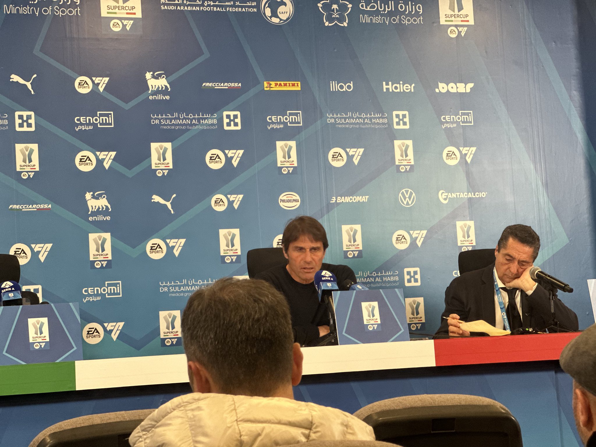 أنطونيو كونتي مدرب فريق نابولي في المؤتمر الصحافي: -اليوم جئنا بعد راحة لمدة أربعة أيام، وكنا محظوظين بذلك، لأن اللعب كل ثلاثة أيام يستنزف اللاعبين ذهنيًا وبدنيًا - إذا امتلك فريقي الطاقة اللازمة، فنحن فريق صعب ونجعل المواجهة معقدة أمام أي منافس. #نابولي_ميلان 