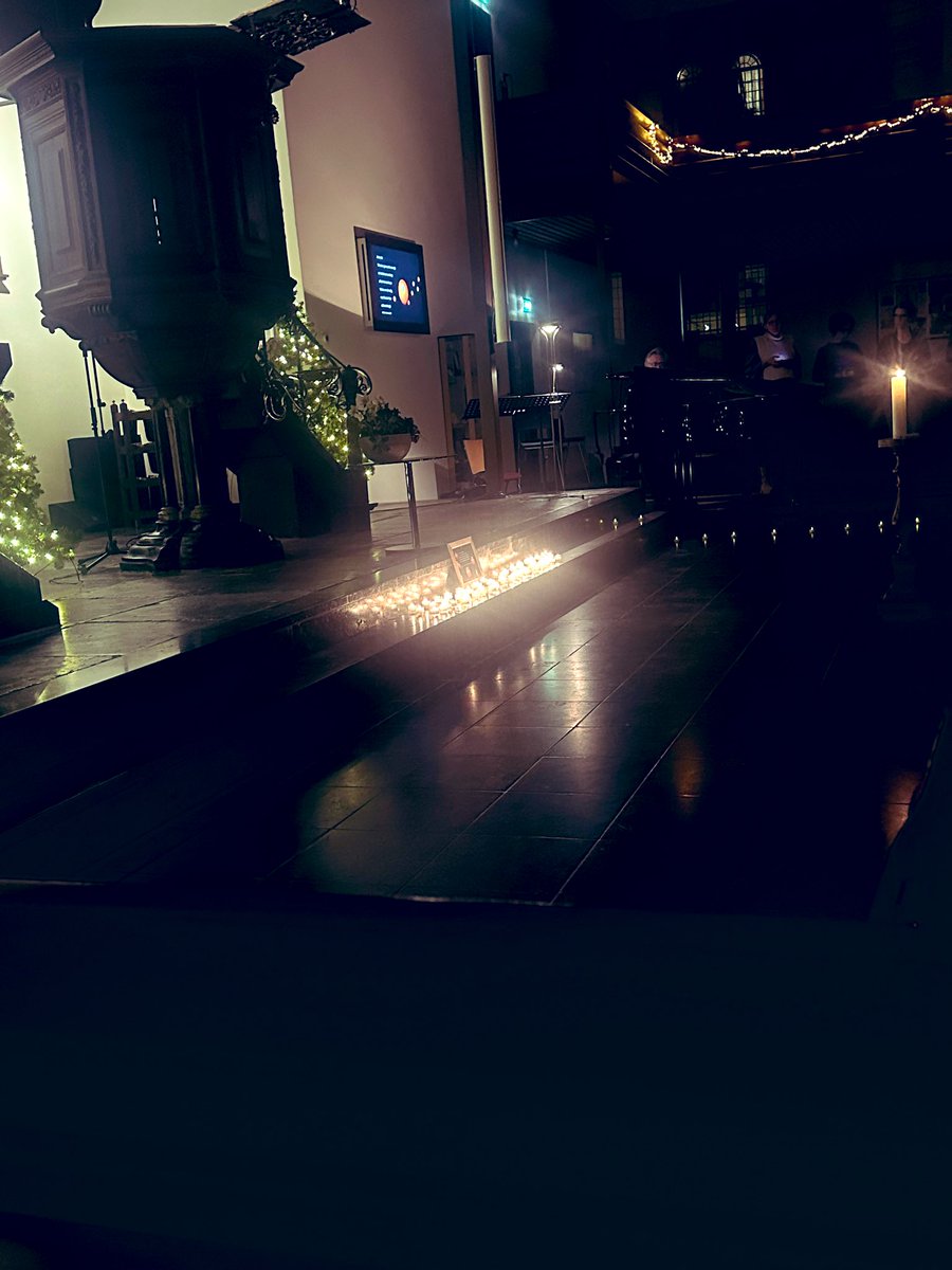 Na een bijzondere dag vanavond even het dorp in voor koopavond.. Zoveel winkels dicht 😢 Onze grote kerk was wel open en hadden hun 3 wekelijks event #lightningthenight Een welkom moment om stil te staan bij deze dag 🥰