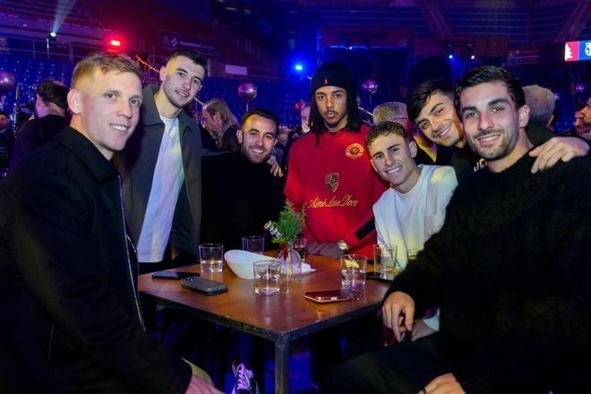 TouchlineX's tweet photo. 📸 𝗡𝗘𝗪: Barça players celebrating in their end of the year party. 🥃🪩 https://t.co/W8Jd4oadEI