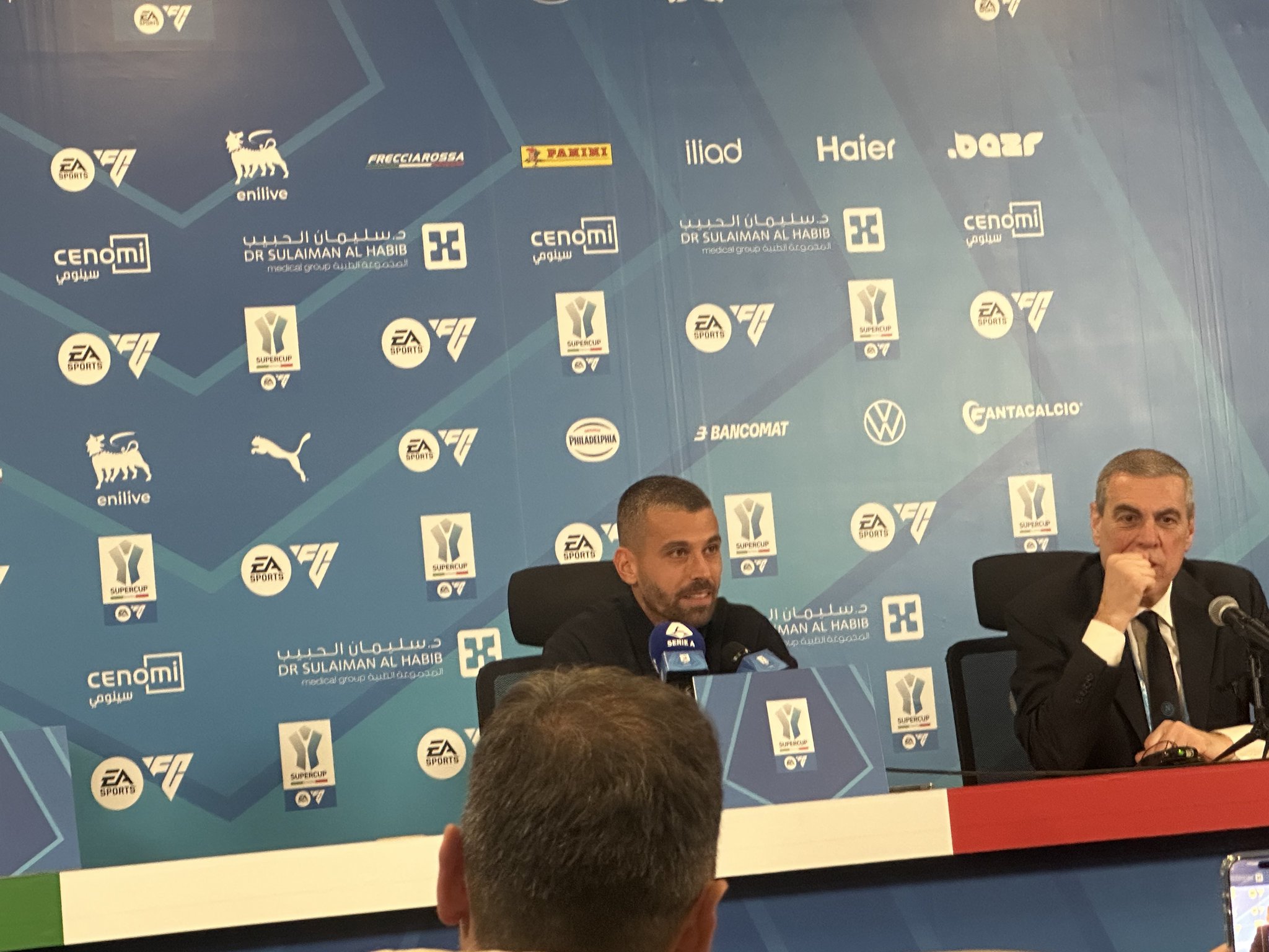 ليوناردو سبيناتسولا لاعب فريق نابولي في المؤتمر الصحافي: - نتدرب يوميًا ونقاتل على كل كرة. الفرق تعرف مستوانا، ويصعب على لاعبي الوسط اللعب بضغط عالٍ طوال الوقت. نلعب بأسلوب رجل لرجل، وهذا ما نمتلكه كقدرة، وهو النهج الذي يوجّهنا به المدرب. #نابولي_ميلان 