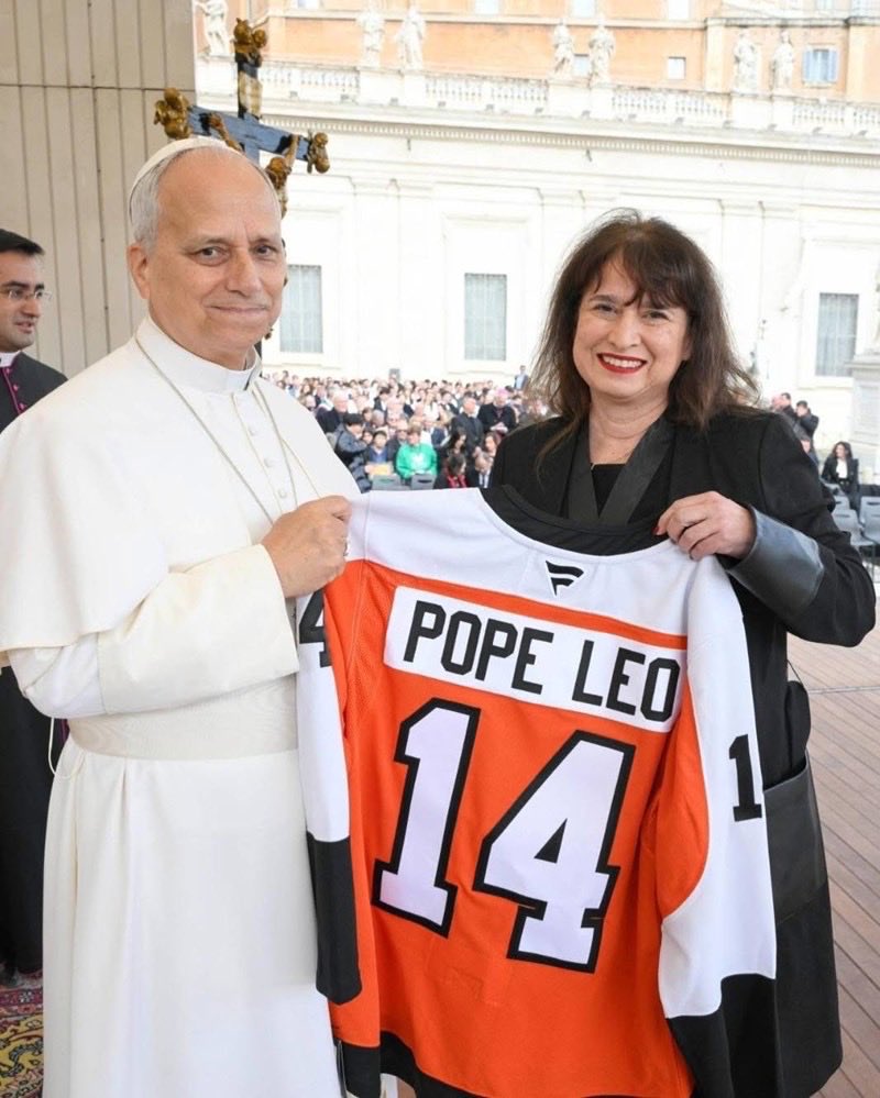 FlyersNation's tweet image. Pope Leo XIV met with a group of 250 Slovaks the other day and somehow this happened 😳

(H/T @CrossingBroad via @VaticanNews) 

#Flyers